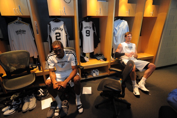 世体：内马尔一次支撑失误后接受处理，问题不大但引发了担忧（世体：内马尔支撑动作失误后接受处理，伤情轻微却引发忧虑）