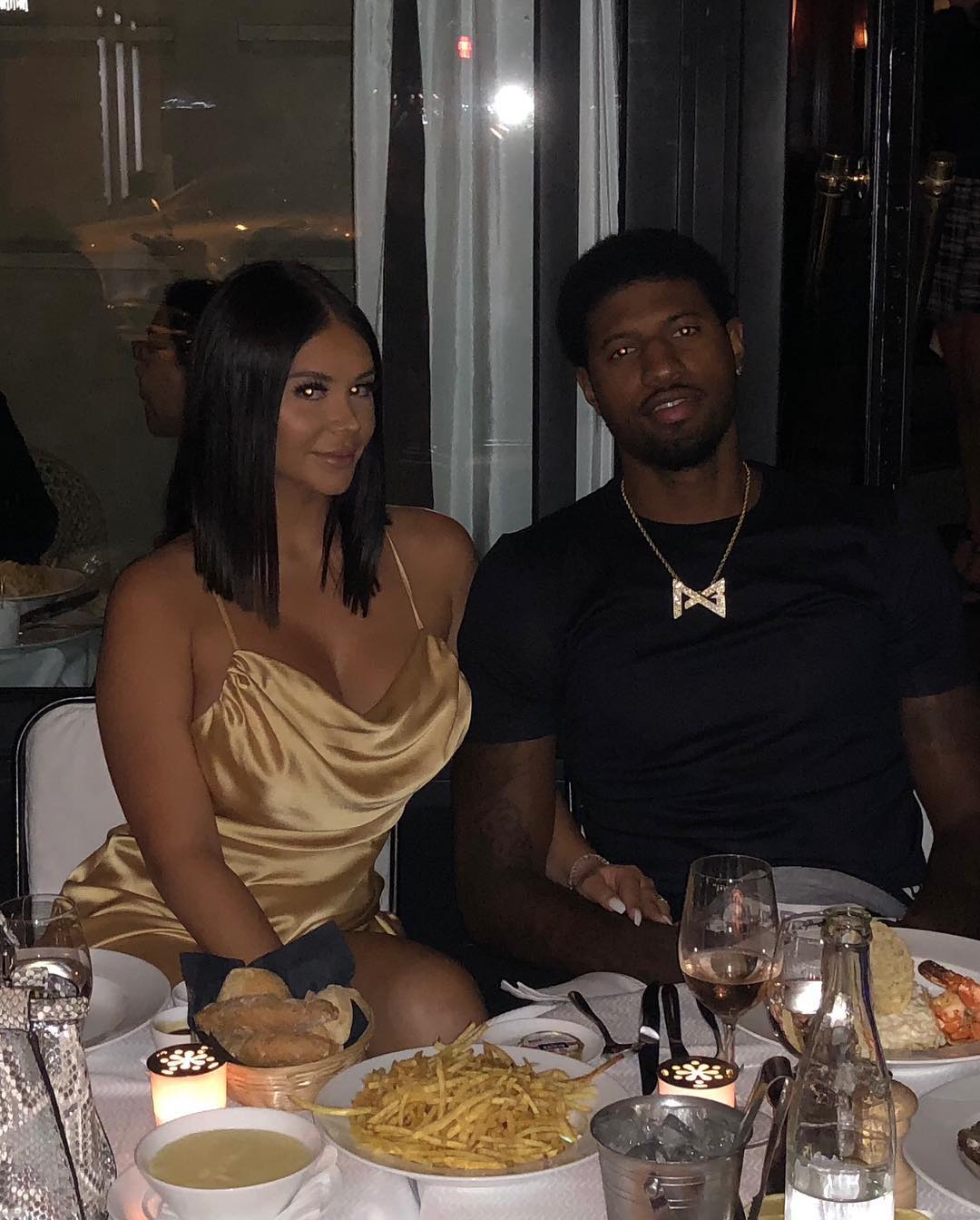 前锋远射破门，全场欢呼（前锋远射建功，全场沸腾）