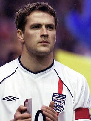 泰州举办“苏超泰州英雄大会”，市民夹道欢迎泰州队将士凯旋（泰州举行“苏超泰州英雄大会”，市民夹道相迎泰州队凯旋）