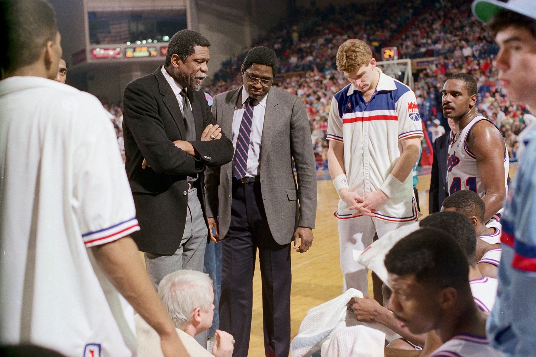 英超榜首再度易主，冠军争夺进入白热化（英超榜首再易主，争冠之战愈演愈烈）